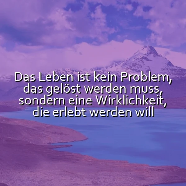Ein majestätisches Bergpanorama mit einem ruhigen See in sanften Violett- und Blautönen, das die inspirierende Weisheit "Das Leben ist kein Problem, das gelöst werden muss, sondern eine Wirklichkeit, die erlebt werden will" präsentiert.
