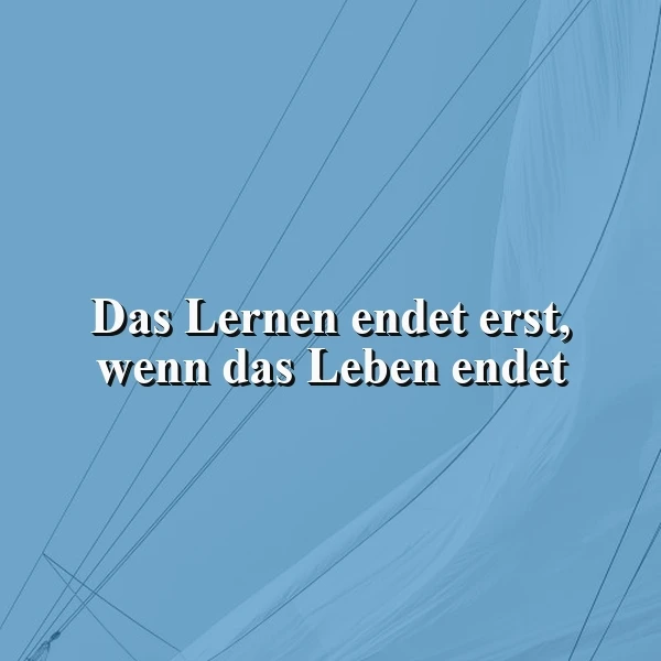 Hellblaues Bild mit feinen, diagonalen Linien im Hintergrund. Zentral steht das Zitat: „Das Lernen endet erst, wenn das Leben endet“. Es vermittelt eine ruhige, inspirierende Botschaft über lebenslanges Wachstum und Weisheit.