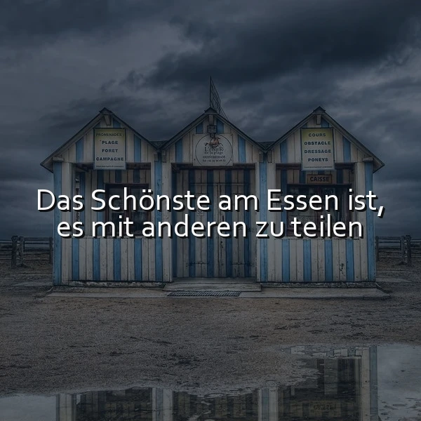 Drei gestreifte Strandhütten unter einem dramatischen Wolkenhimmel spiegeln sich in einer Pfütze. Der inspirierende Spruch 'Das Schönste am Essen ist, es mit anderen zu teilen' steht prominent im Vordergrund, vermittelt Wärme und Verbundenheit.