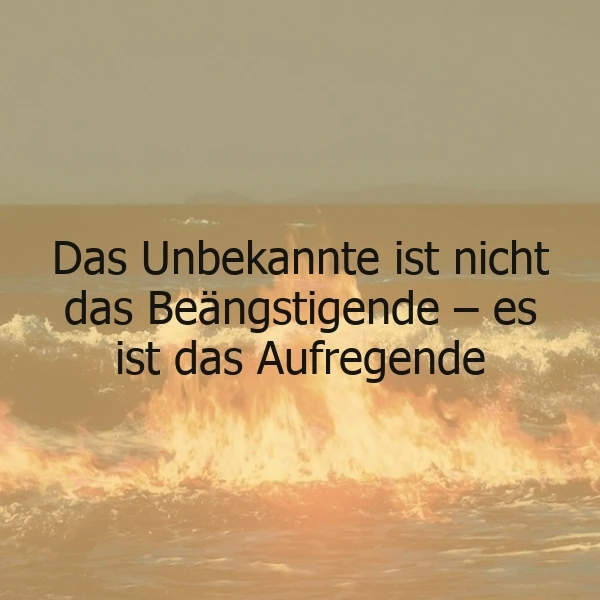 Ein Foto einer Welle, die an den Strand schlägt, wobei die Welle teilweise wie Feuer aussieht. Das Bild ist in warmen Farben gehalten und zeigt eine dynamische Bewegung. Der Text "Das Unbekannte ist nicht das Beängstigende – es ist das Aufregende" ist prominent im Bild platziert.