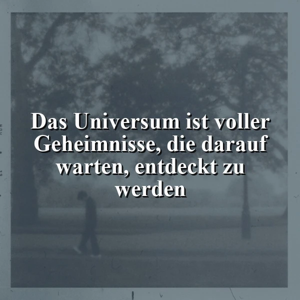 Ein nachdenkliches Bild in gedämpften Grau- und Blautönen zeigt eine Person, die auf einem dunklen Weg geht, umgeben von schattigen Bäumen, während der Spruch 'Das Universum ist voller Geheimnisse, die darauf warten, entdeckt zu werden' zum Innehalten anregt.
