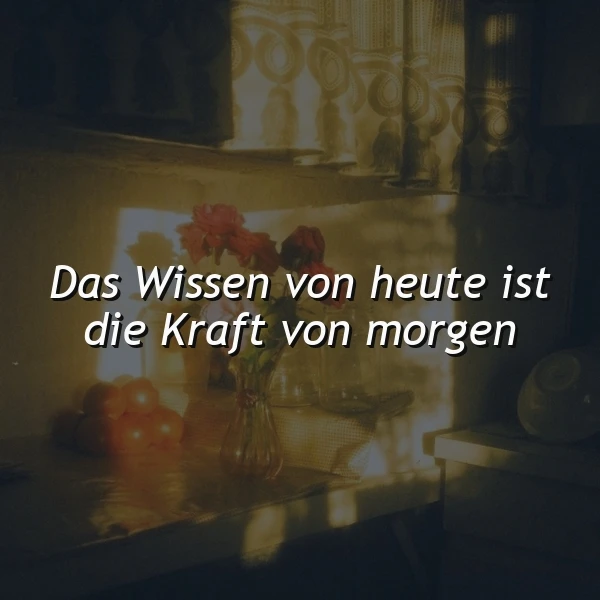 Ein dunkles, aber warm erleuchtetes Zimmer mit einer Vase voller roter Blumen auf einem Tisch, daneben ein paar Orangen, im Hintergrund ein Fenster mit einer Gardine, durch die Sonnenlicht fällt, das Wissen von heute ist die Kraft von morgen