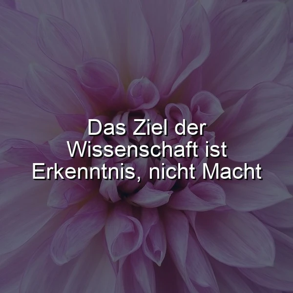 Ein nah aufgenommenes, violettes Blumendetail mit dem eingeblendeten Zitat 'Das Ziel der Wissenschaft ist Erkenntnis, nicht Macht'