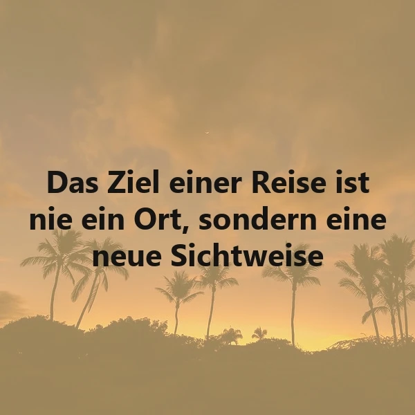 Ein sonniger Himmel mit Palmen und einem gelben Sonnenuntergang, auf dem der Text 'Das Ziel einer Reise ist nie ein Ort, sondern eine neue Sichtweise' in schwarzer Farbe eingeblendet ist