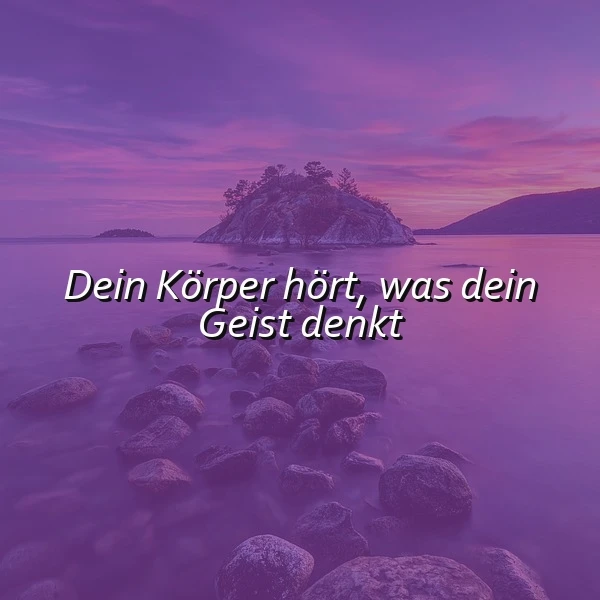 Ein ruhiger See bei Sonnenuntergang mit einem kleinen Felsen im Wasser, umgeben von größeren Felsen und einer kleinen Insel im Hintergrund. Der Himmel ist pink und lila. Das Zitat 'Dein Körper hört, was dein Geist denkt' ist über das Bild gelegt.