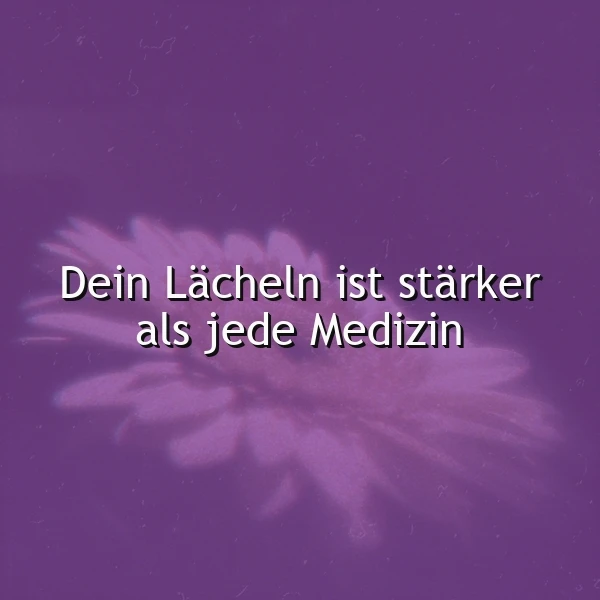Ein lilafarbenes Hintergrundbild mit einer weichen, verwaschenen Blume in der Mitte, darüber der Text 'Dein Lächeln ist stärker als jede Medizin' in weißer Schrift
