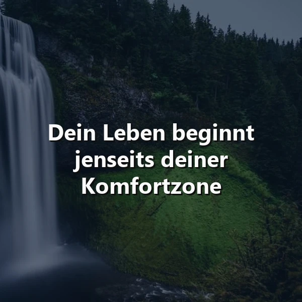 Ein dunkler Wasserfall in einer grünen Landschaft mit dem Zitat 'Dein Leben beginnt jenseits deiner Komfortzone' im Vordergrund