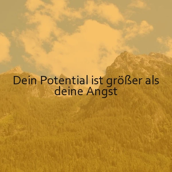 Ein gelbes Foto einer Berglandschaft mit einem Himmel voller Wolken, auf dem der Spruch 'Dein Potential ist größer als deine Angst' in schwarzer Schrift liegt.