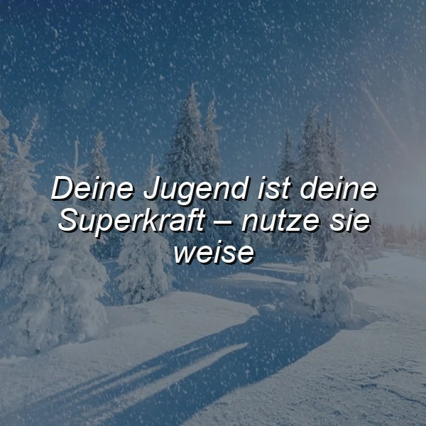 Ein inspirierendes Zitatbild im winterlichen Schneetreiben: Eine verschneite Waldlandschaft mit Tannen, während sanft Schneeflocken fallen. Darauf der weise Spruch: 'Deine Jugend ist deine Superkraft – nutze sie weise', der zum Nachdenken anregt.