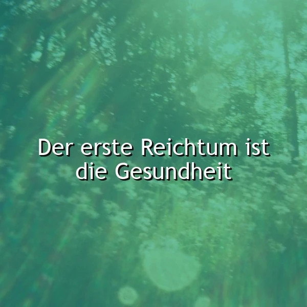 Ein grünes Waldphoto mit Bäumen und Sonnenlicht, das durch die Blätter scheint. Der Text 'Der erste Reichtum ist die Gesundheit' ist in weißer Schrift über das Bild gelegt.