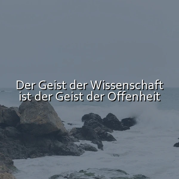 Ein dramatisches Bild einer stürmischen See, wo Wellen gegen dunkle Felsen schlagen. Der bewölkte Himmel unterstreicht die tiefe Stimmung. Darauf erscheint der weiße Spruch: 'Der Geist der Wissenschaft ist der Geist der Offenheit'.