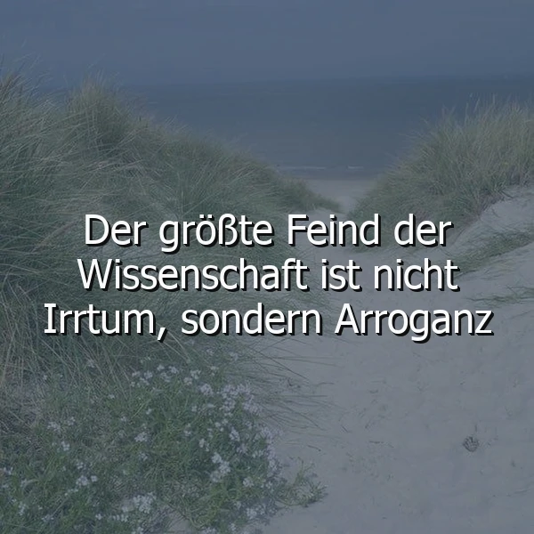 Grüne Strandgräser vor einer weiten Dünenlandschaft und dem Meer. Das Zitat 'Der größte Feind der Wissenschaft ist nicht Irrtum, sondern Arroganz' regt zur Reflexion über Demut und Wissen an.