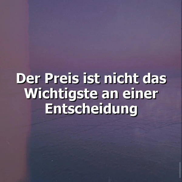 Das Zitat „Der Preis ist nicht das Wichtigste an einer Entscheidung“ in kräftigem Weiß auf einem mystischen, dunkellila und blau-grauen Hintergrund bei Sonnenuntergang. Die Szene vermittelt eine tiefe, inspirierende Atmosphäre.