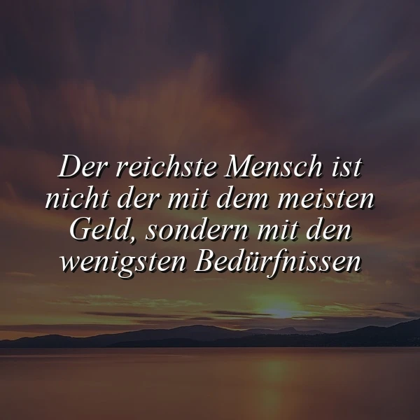 Ruhiger Sonnenuntergang über einem See mit Bergen, darauf das Zitat: Der reichste Mensch ist nicht der mit dem meisten Geld, sondern mit den wenigsten Bedürfnissen. Eine inspirierende Szenerie mit tiefgründiger Botschaft.