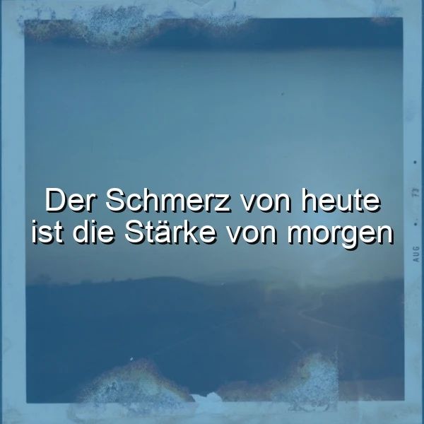 Ein blaues, verwaschenes Foto mit einer Landschaft im Hintergrund und dem Zitat 'Der Schmerz von heute ist die Stärke von morgen' in weißer Schrift