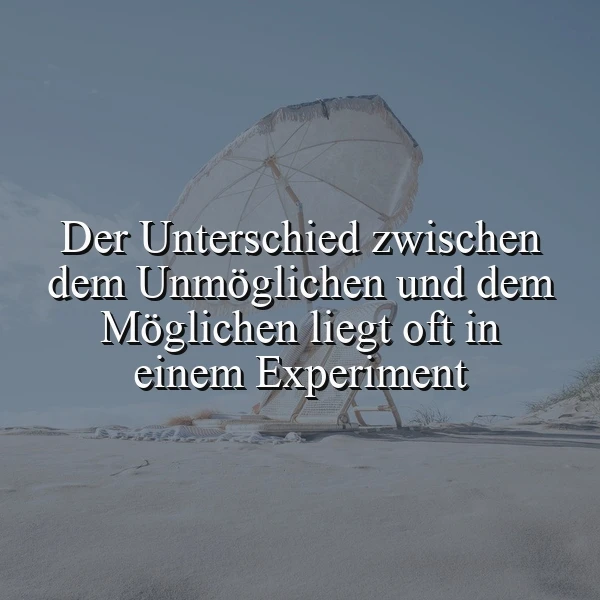 Ein ruhiger Strand mit Sonnenschirm auf hellem Sand unter blauem Himmel. Im Vordergrund prangt das Zitat: 'Der Unterschied zwischen dem Unmöglichen und dem Möglichen liegt oft in einem Experiment', das zum Ausprobieren und Träumen anregt.