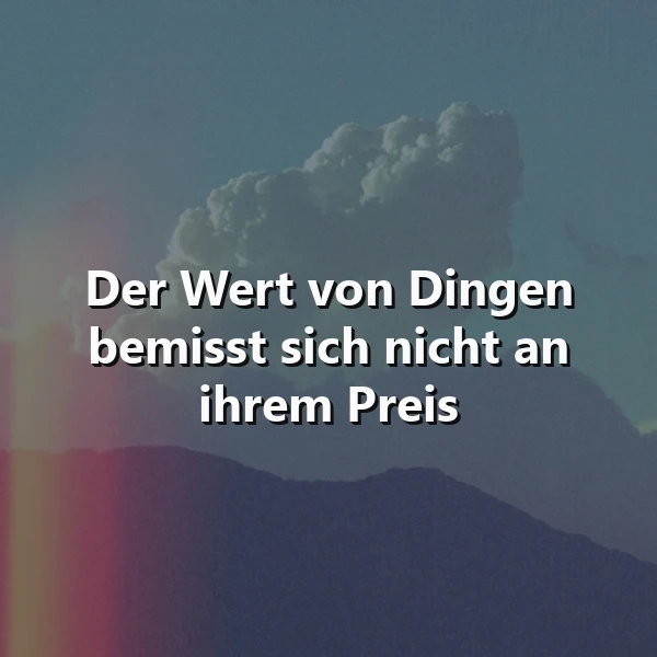 Ein stilles Naturbild mit sanften Bergsilhouetten unter einem weiten Himmel, der von zarten Wolken geziert wird. Darauf prangt die tiefgründige Botschaft: Der Wert von Dingen bemisst sich nicht an ihrem Preis.