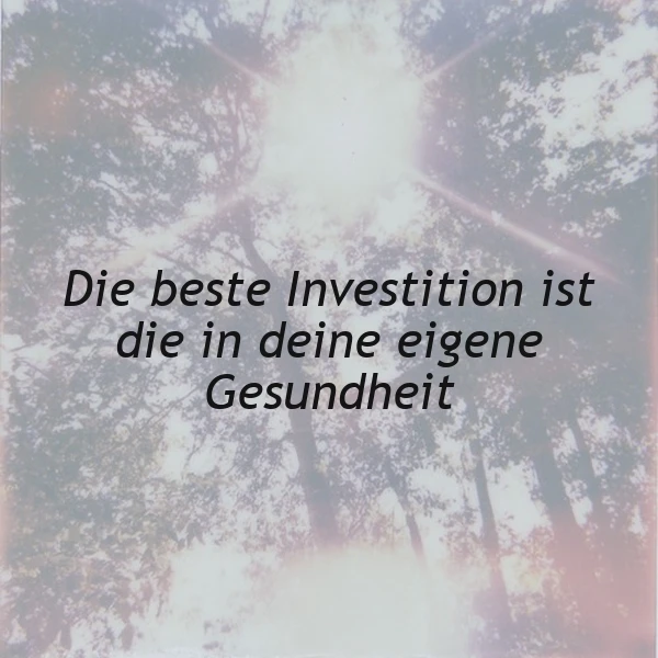 Ein helles Bild von unten durch Baumkronen mit strahlendem Sonnenlicht, das den Spruch „Die beste Investition ist die in deine eigene Gesundheit“ trägt, umrahmt von grünen Blättern. Eine friedliche, motivierende Naturaufnahme.