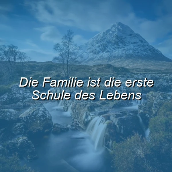 Ein Wasserfall in einer blauen Landschaft mit einem Berg im Hintergrund, auf dem der Spruch 'Die Familie ist die erste Schule des Lebens' in weißer Schrift liegt.