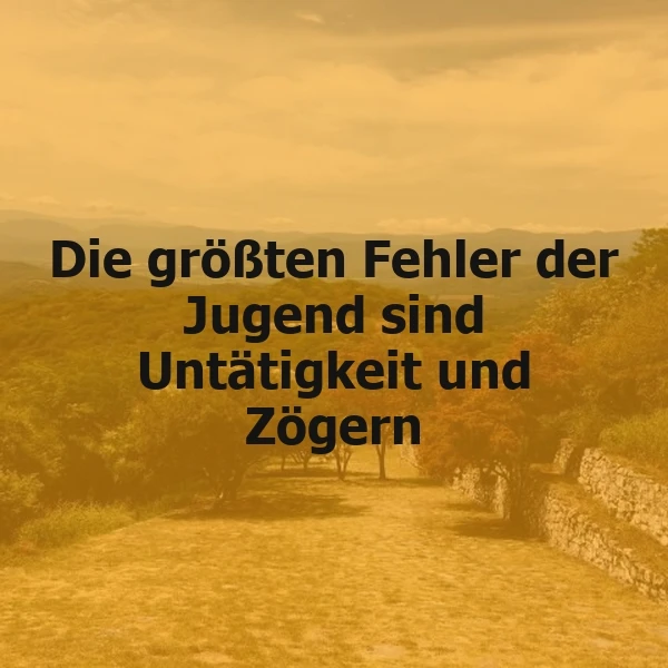 Ein gelber, sonniger Weg, der von Bäumen und einer Steinmauer gesäumt ist. Im Hintergrund sind Hügel und ein bewölkter Himmel zu sehen. Der Text 'Die größten Fehler der Jugend sind Untätigkeit und Zögern' ist prominent im Vordergrund platziert.