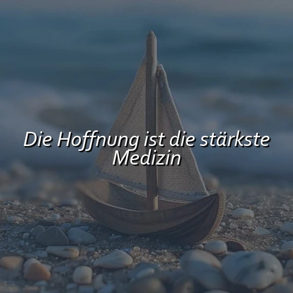 Ein kleines, hölzernes Segelboot steht auf einem sandigen Strand, umgeben von Steinen, mit dem Meer im Hintergrund. Das Boot hat eine kleine, braune Segel und liegt leicht geneigt auf dem Sand. Die Hoffnung ist die stärkste Medizin.