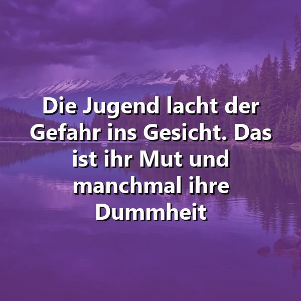 Ein See mit Bergen im Hintergrund, dunkler Himmel, Bäume am Ufer, Zitat über Mut und Dummheit der Jugend