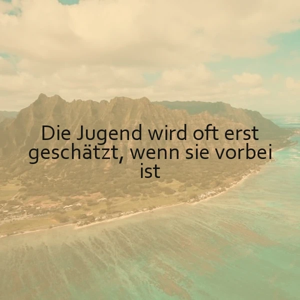 Ein Panorama-Foto einer Küstenlandschaft mit einer Bergkulisse, einem Strand und leicht getrübtem Wasser, im Hintergrund eine bewölkte Sky, Zitat: 'Die Jugend wird oft erst geschätzt, wenn sie vorbei ist'