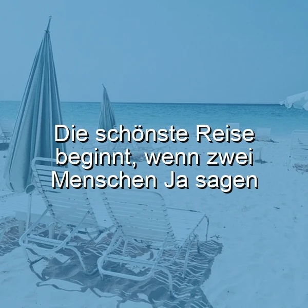 Ein friedlicher Strand mit Meer, zwei Liegestühlen und geschlossenen Sonnenschirmen in blauen Tönen. Darüber schwebt das Zitat: Die schönste Reise beginnt, wenn zwei Menschen Ja sagen. Es vermittelt eine ruhige, romantische Atmosphäre der Hoffnung.