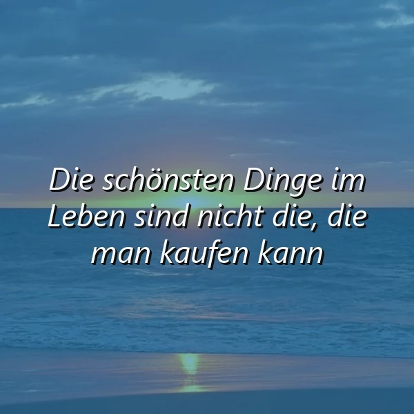 Ein inspirierendes Zitat 'Die schönsten Dinge im Leben sind nicht die, die man kaufen kann' in weißer Schrift. Der Hintergrund zeigt ein ruhiges Meer und einen blauen Himmel während des Sonnenauf- oder untergangs.