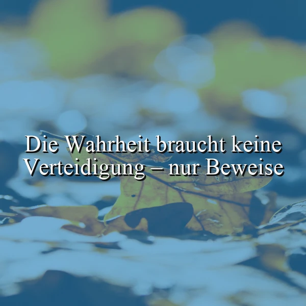 Ein Herbstblatt liegt auf einem Haufen von Blättern, im Hintergrund unscharfe Laub und ein blauer Himmel. Das Zitat 'Die Wahrheit braucht keine Verteidigung – nur Beweise' ist in weißer Schrift darüber gelegt.