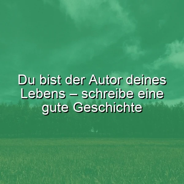 Ein inspirierendes Zitat auf einem Bild, das eine weite, grüne Wiese und im Hintergrund einen Wald unter einem bewölkten Himmel zeigt. Der weiße Text lautet: „Du bist der Autor deines Lebens – schreibe eine gute Geschichte“.
