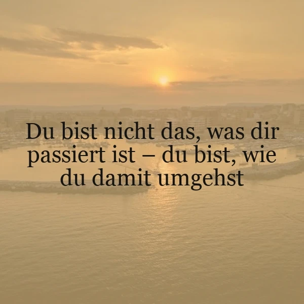 Warmer Sonnenuntergang über einem ruhigen Hafen. Im Vordergrund das Zitat: "Du bist nicht das, was dir passiert ist – du bist, wie du damit umgehst." Eine nachdenkliche, inspirierende Szene mit goldenem Licht.
