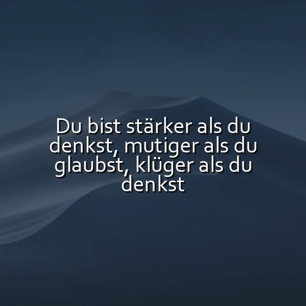 Ein dunkler Berg mit einem sanften, hellen Lichtschein, der über den Berghang fällt, mit dem Zitat 'Du bist stärker als du denkst, mutiger als du glaubst, klüger als du denkst' in weißer Schrift