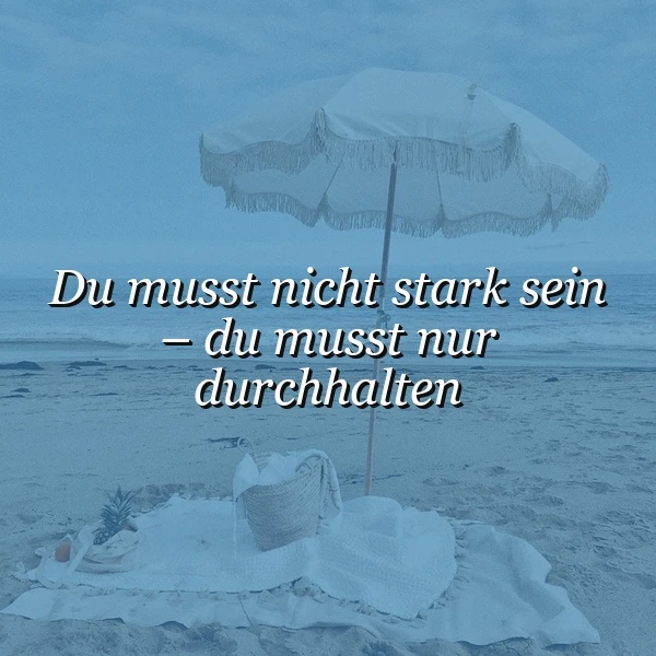 Blau getöntes Strandbild mit einem cremefarbenen Sonnenschirm und einer Decke. Darauf steht das Zitat: „Du musst nicht stark sein – du musst nur durchhalten.“ Eine beruhigende, hoffnungsvolle Stimmung am Meer.