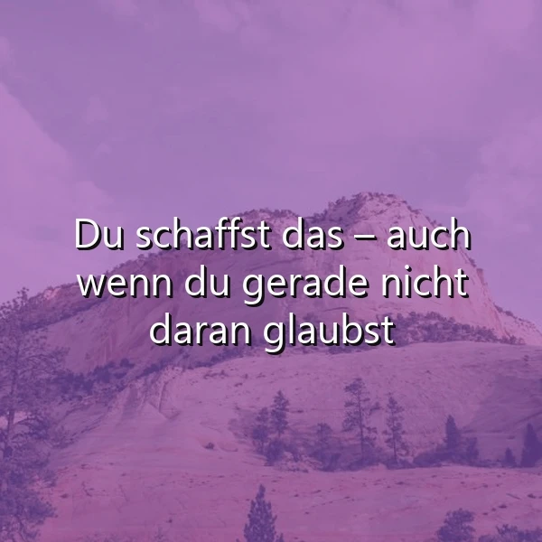 Ein majestätisches Bergpanorama in sanften Lila- und Grautönen unter einem bewölkten Himmel, darauf das Zitat: Du schaffst das – auch wenn du gerade nicht daran glaubst. Die Szene strahlt eine ruhige, aber kraftvolle Zuversicht aus.