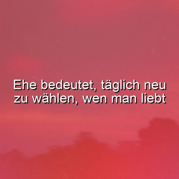 Ein inspirierendes Zitat über die Ehe in weißer Schrift auf einem romantischen, sanften Hintergrund in warmen Rot- und Rosatönen, der an einen Sonnenuntergang erinnert. Die Weisheit betont die tägliche Entscheidung für die Liebe.