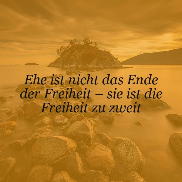 Ein romantischer Sonnenuntergang mit einer kleinen Insel in der Ferne, umgeben von Felsen und sanftem Wasser, im Hintergrund ein Himmel mit weichen Wolken, Zitat: Ehe ist nicht das Ende der Freiheit – sie ist die Freiheit zu zweit
