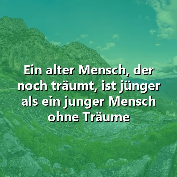 Ein grünlich gefärbtes Bild mit einem Bergpanorama, einem grünen Feld und einem blauen Himmel mit Wolken. Im Vordergrund ein altes Theater oder Amphitheater. Das Zitat 'Ein alter Mensch, der noch träumt, ist jünger als ein junger Mensch ohne Träume' ist in weißer Schrift über das Bild gelegt.