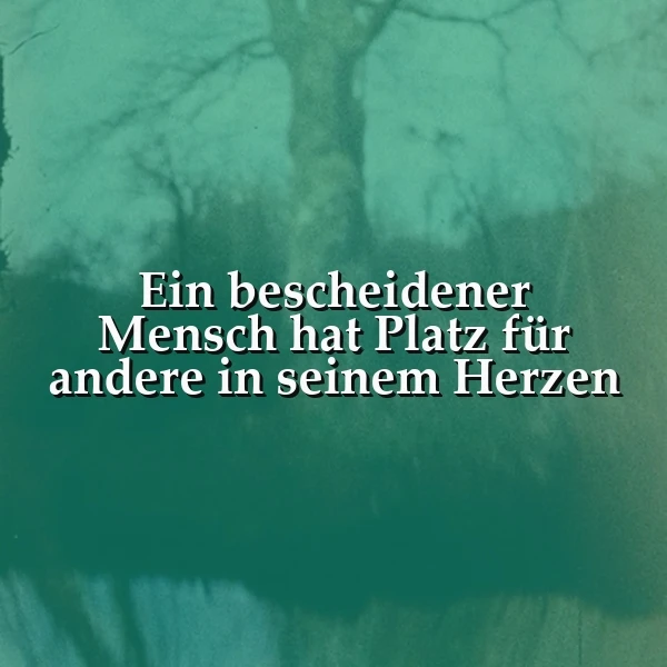 Ein dunkelgrünes, verschwommenes Hintergrundbild mit einem Baum und einem Teich, im Vordergrund steht der Spruch 'Ein bescheidener Mensch hat Platz für andere in seinem Herzen' in weißer Schrift