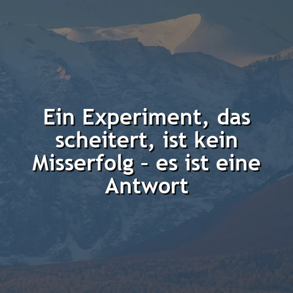 Ein dunkles Bergpanorama mit schneebedeckten Gipfeln, im Vordergrund ein sanft ansteigendes Tal mit herbstlich gefärbten Bäumen, Zitat in weißer Schrift: Ein Experiment, das scheitert, ist kein Misserfolg - es ist eine Antwort
