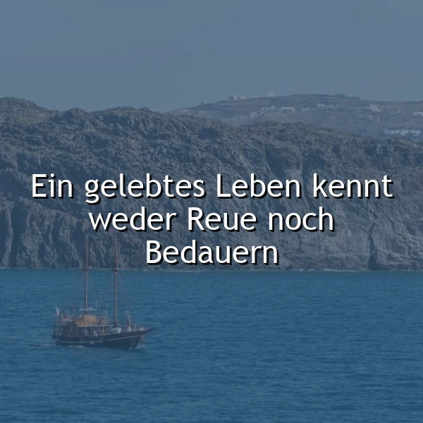 Ein Boot auf ruhigem Wasser vor einer felsigen Küste mit dem Zitat 'Ein gelebtes Leben kennt weder Reue noch Bedauern'