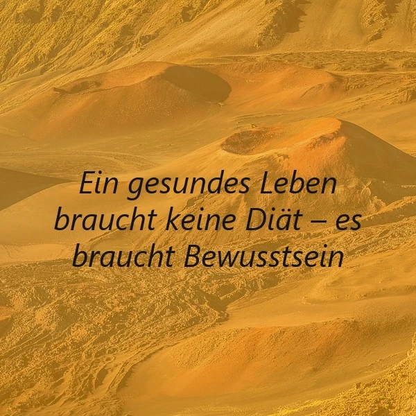 Ein Foto einer goldenen Wüstenlandschaft mit sanften Dünen, im Vordergrund der Text 'Ein gesundes Leben braucht keine Diät - es braucht Bewusstsein'