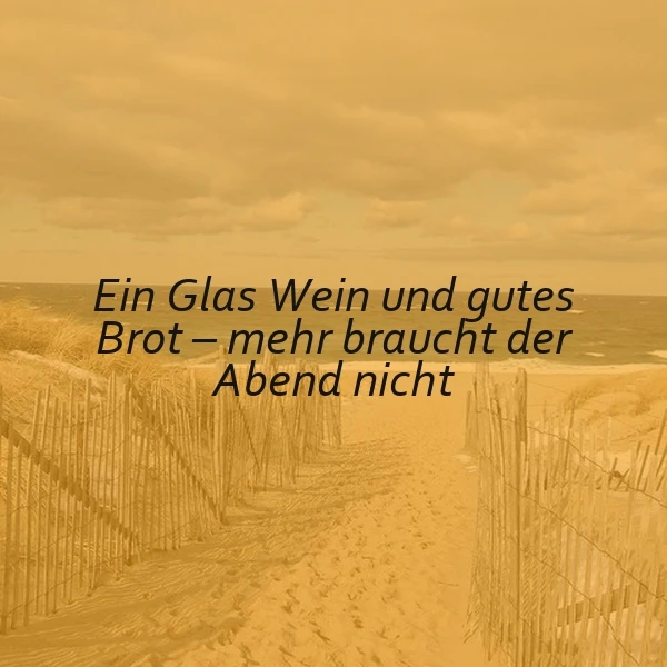 Bild eines abendlichen Strandwegs mit Holzzaun und Blick auf das Meer. Der zentrale Spruch 'Ein Glas Wein und gutes Brot – mehr braucht der Abend nicht' hebt die Schönheit einfacher Genüsse hervor.