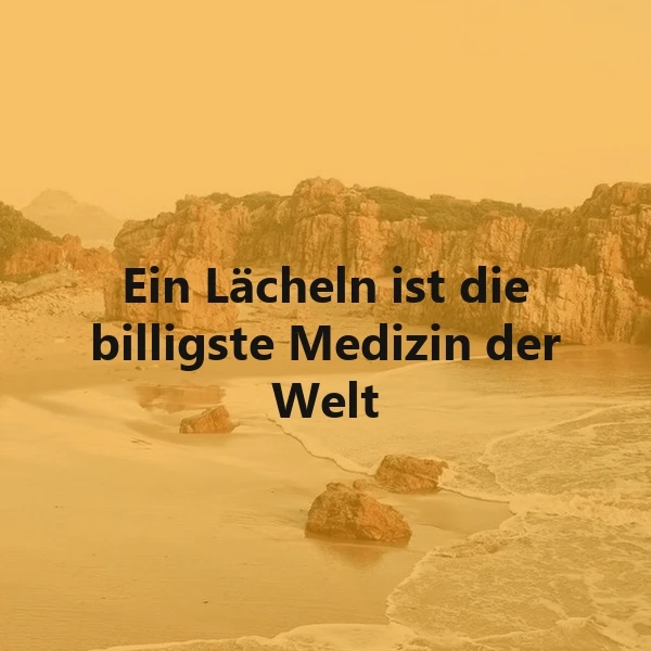 Ein inspirierendes Zitat auf einem warm getönten Strandbild mit Felsen und leichter Brandung. Der Text 'Ein Lächeln ist die billigste Medizin der Welt' steht zentral und ermutigend.