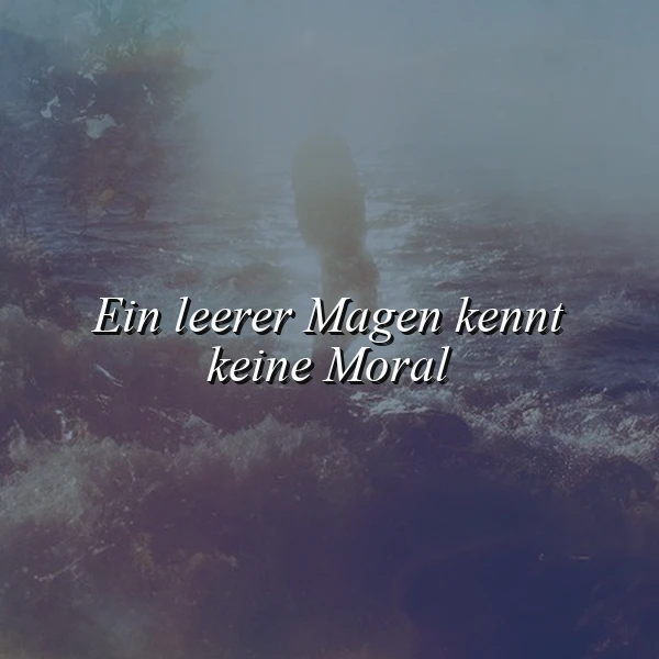 Ein dunkles, nebelverhangenes Wasserbild mit aufgewühlter Oberfläche, das die Weisheit "Ein leerer Magen kennt keine Moral" in weißer Schrift hervorhebt. Die Szenerie wirkt geheimnisvoll und nachdenklich stimmend.