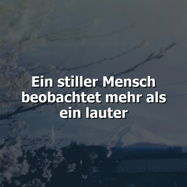 Ein dunkles Bild mit einem Berg im Hintergrund und einem Zitat in weißer Schrift: 'Ein stiller Mensch beobachtet mehr als ein lauter'. Im Vordergrund sind die Äste eines Baumes und ein Dach zu sehen.