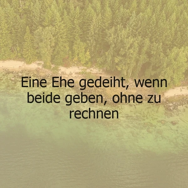 Ein ruhiger See mit klarem Wasser, umgeben von grünen Bäumen und einer sandigen Küste. Im Vordergrund das Zitat: 'Eine Ehe gedeiht, wenn beide geben, ohne zu rechnen'.