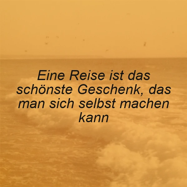 Ein Foto mit einem gelben Himmel, Wolken und einem Meer im Hintergrund, auf dem der Text 'Eine Reise ist das schönste Geschenk, das man sich selbst machen kann' in schwarzer Schrift liegt