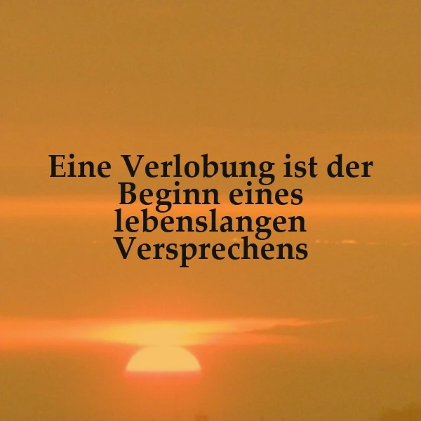 Ein sonniger Himmel mit einer untergehenden Sonne, auf dem ein schwarzes Zitat steht: 'Eine Verlobung ist der Beginn eines lebenslangen Versprechens'