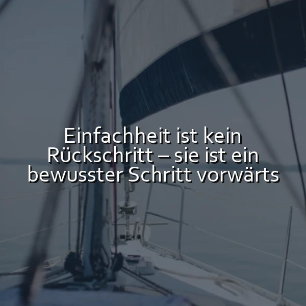 Ein Segelboot auf ruhigem Wasser, Segel teilweise gesetzt, Zitat über Einfachheit als bewusster Schritt vorwärts